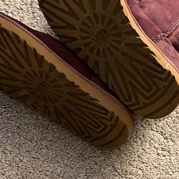 Ladies UGGS - Picture 2 of 7